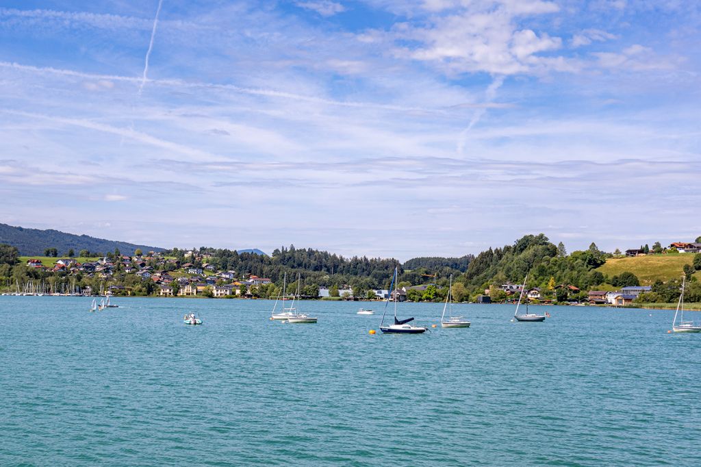 Boot fahren am Mondsee - Am Mondsee kannst Du selbstverständlich wunderbar baden, surfen oder ihn mit einem Boot erkunden. Die umliegenden Berge laden zum wandern und biken ein.  - © alpintreff.de - Christian Schön