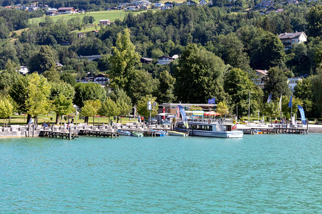 Schifffahrt Mondsee  - Der Schiffsanleger befindet sich an der Seepromenade am Almeida Park im Ort Mondsee. - © alpintreff.de - Christian Schön