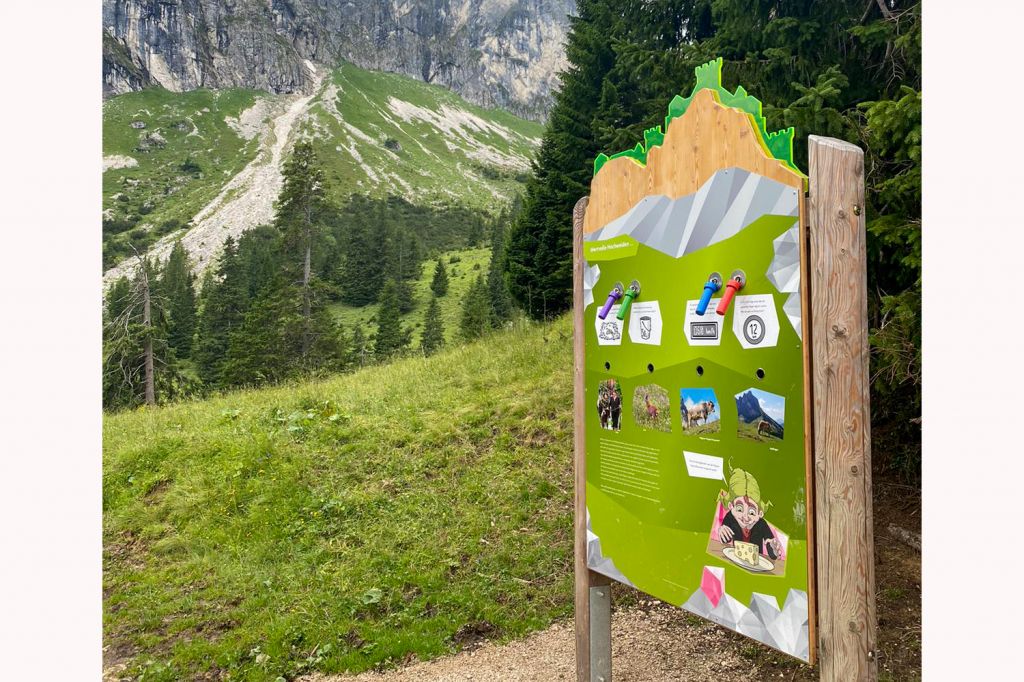 Spielstationen am Wegesrand - Der Juwelenweg ist nur 2,5 Kilometer lang und führt hinab. Plane um die anderthalb Stunden ein, denn es gibt tolle Dinge rund um den "Pfrontener Buben Magnus" zu entdecken. - © Tina Lutz Spielstationen am Wegesrand - Der Juwelenweg ist nur 2,5 Kilometer lang und führt hinab. Plane um die anderthalb Stunden ein, denn es gibt tolle Dinge rund um den "Pfrontener Buben Magnus" zu entdecken. - © Tina Lutz