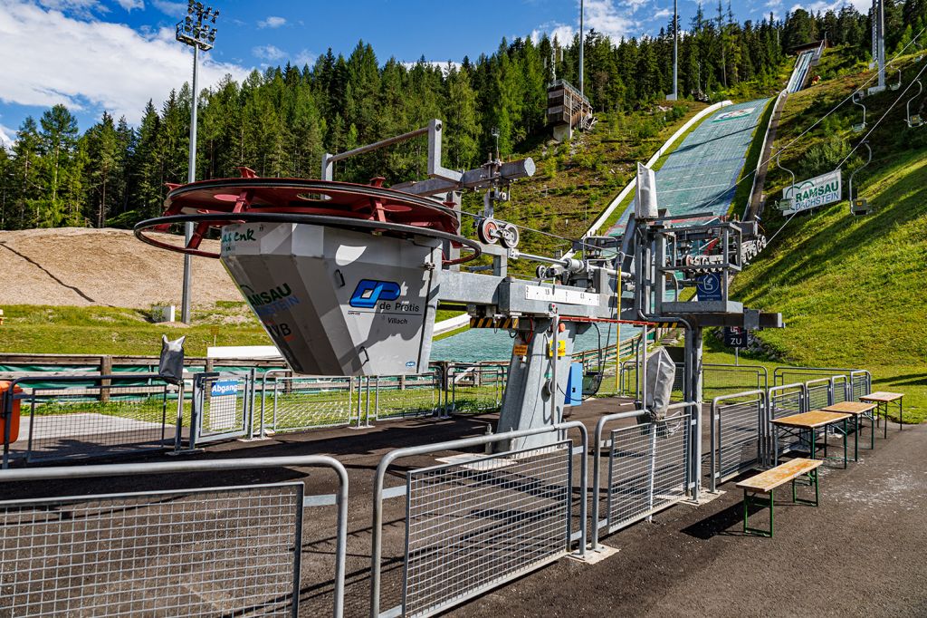 Sessellift Schanze Ramsau am Dachstein - Für den Aufstieg steht ein Sessellift zur Verfügung. Für Fachfreunde ist wahrscheinlich bereits am Design zu erkennen, dass er aus der ehemaligen Villacher Seilbahnschmiede von Andreas de Pretis stammt, die auch die Sesselbahn in der Villacher Alpenarena gebaut haben. - © alpintreff.de - Christian Schön Sessellift Schanze Ramsau am Dachstein - Für den Aufstieg steht ein Sessellift zur Verfügung. Für Fachfreunde ist wahrscheinlich bereits am Design zu erkennen, dass er aus der ehemaligen Villacher Seilbahnschmiede von Andreas de Pretis stammt, die auch die Sesselbahn in der Villacher Alpenarena gebaut haben. - © alpintreff.de - Christian Schön
