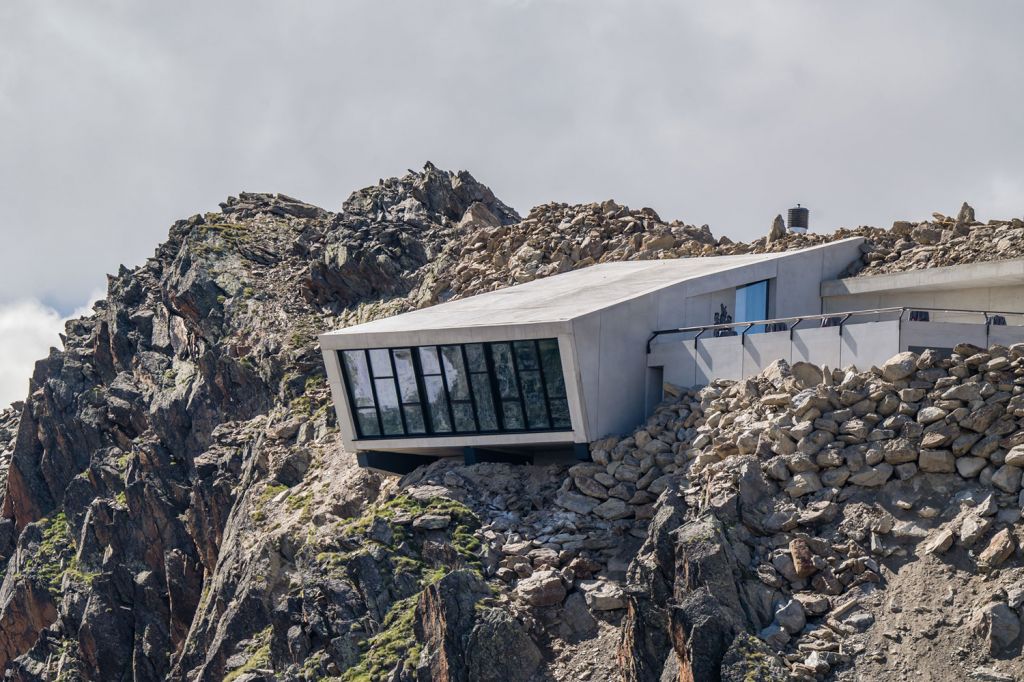 007 Elements - Sölden - Die Bergstation der Gaislachkogl-Bahn ist mehr als eine simple Bergstation. Oben auf dem Gipfel des Gaislachkogl entstanden einige Filmszenen des 24. James Bond-Films Spectre (2015). - © Ötztal Tourismus, Ricardo Gstrein 007 Elements - Sölden - Die Bergstation der Gaislachkogl-Bahn ist mehr als eine simple Bergstation. Oben auf dem Gipfel des Gaislachkogl entstanden einige Filmszenen des 24. James Bond-Films Spectre (2015). - © Ötztal Tourismus, Ricardo Gstrein