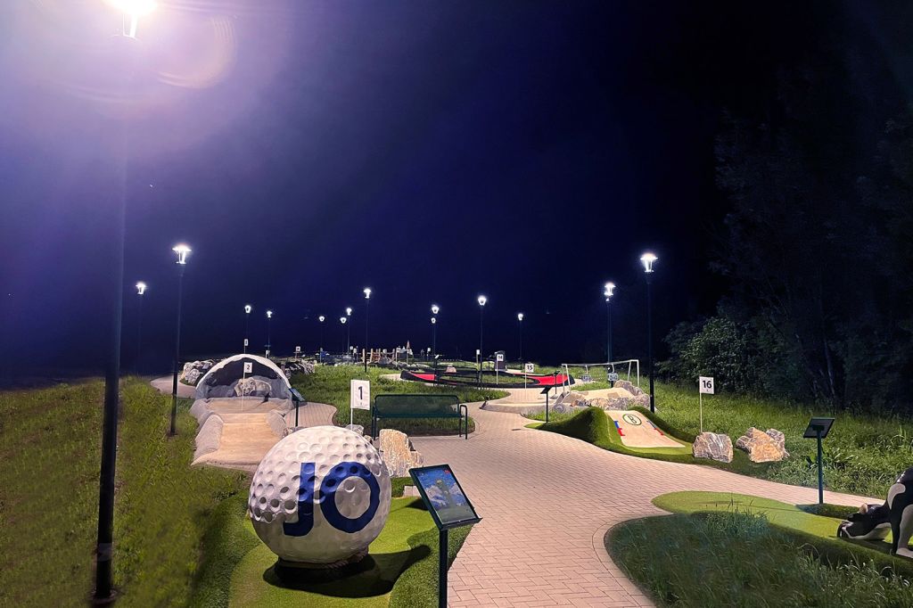 Flutlicht - Perfekt: Du kannst duch die Beleuchtung sogar abends spielen. - © JO Adventure Minigolf / www.vitamin-c-wirkt.at