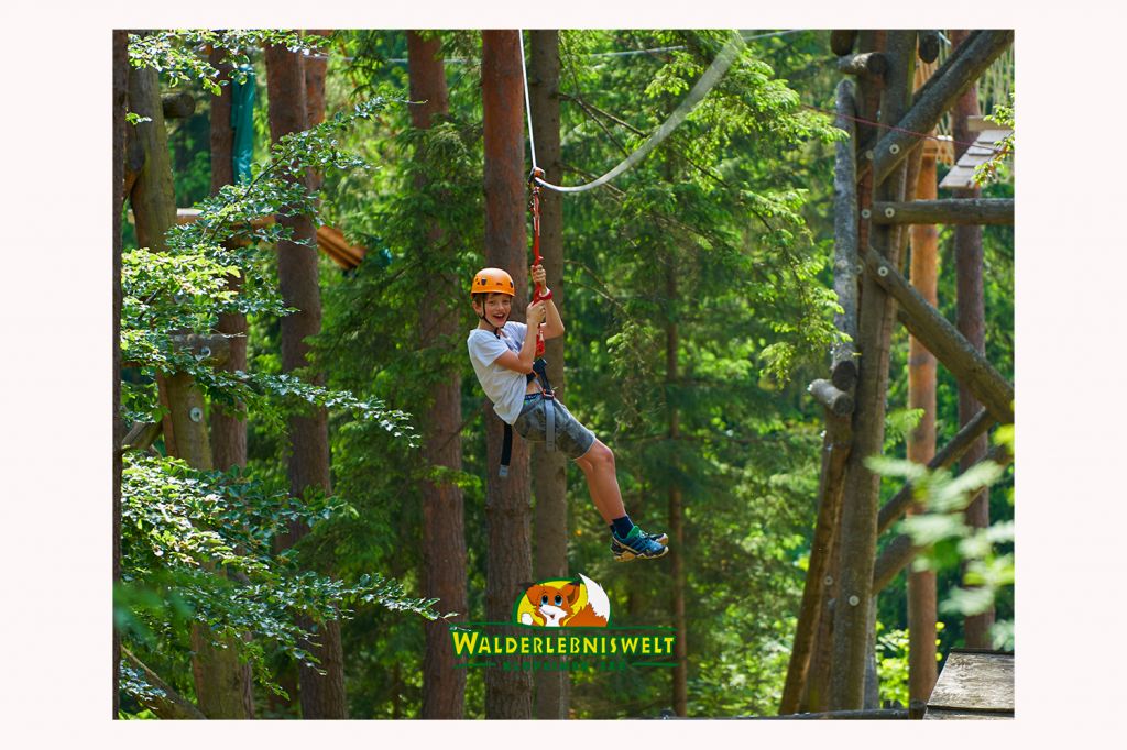 Platz in der Natur - Über 20.000 m² ist die Anlage groß. Im Kletterwald kannst Du Deinen Mut testen. - © Walderlebniswelt Klopeiner See Platz in der Natur - Über 20.000 m² ist die Anlage groß. Im Kletterwald kannst Du Deinen Mut testen. - © Walderlebniswelt Klopeiner See