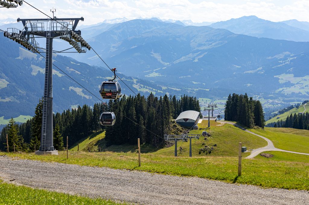 Aussichten - Während der Fahrt mit der Zinsbergbahn kommst Du an der alten Bergstation des Sesselliftes vorbei und am Filzalmsee. - © alpintreff.de - Silke Schön Aussichten - Während der Fahrt mit der Zinsbergbahn kommst Du an der alten Bergstation des Sesselliftes vorbei und am Filzalmsee. - © alpintreff.de - Silke Schön