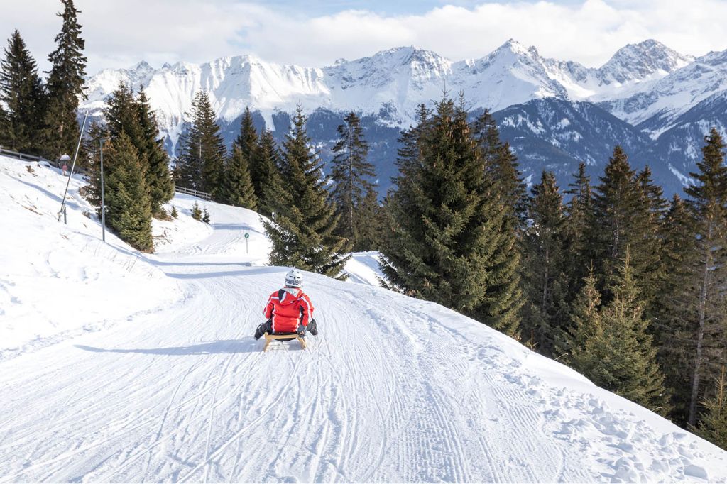 Hexen-Rodelbahn - Fiss in der Region Serfaus-Fiss-Ladis - Dabei kommst Du an der Kuh Alm sowie am Familienrestaurant Sonnenburg vorbei. - © Serfaus-Fiss-Ladis Marketing GmbH, Andreas Kirschner