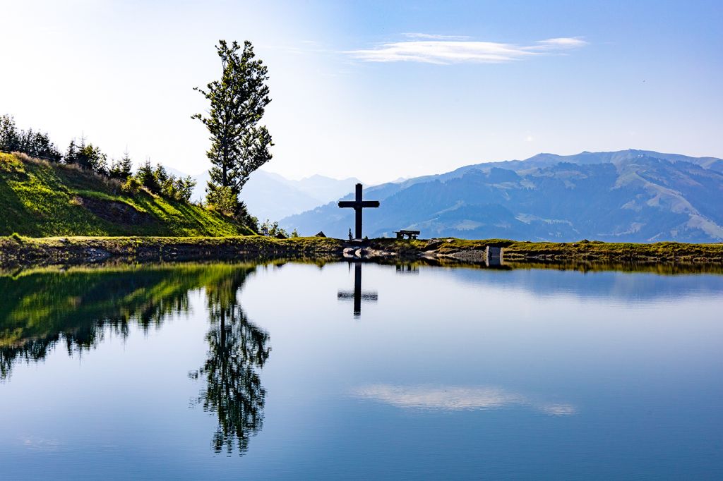 Aussichtsreich - Der Weg um den Speichersee ist leicht zu laufen, das dauert ungefähr 10 Minuten. Das Kreuz ist ein schönes Fotomotiv. - © alpintreff.de - Silke Schön