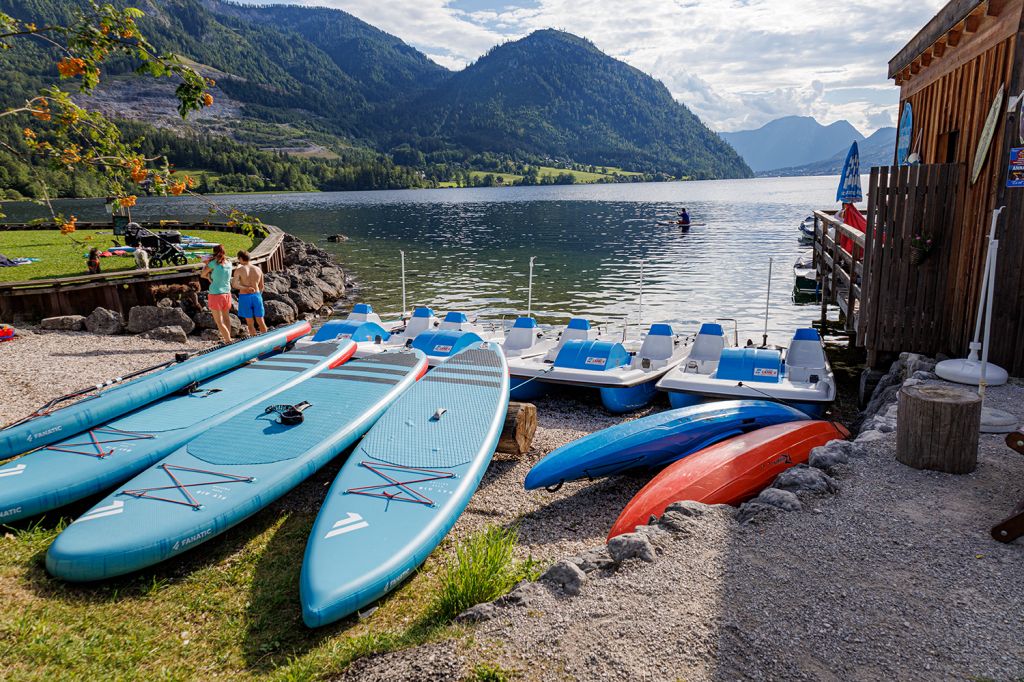 Bootsverleih Grundlsee - Boote und SUPs kannst Du am Ostufer beim Bootsverleih leihen. - © alpintreff.de - Christian Schön