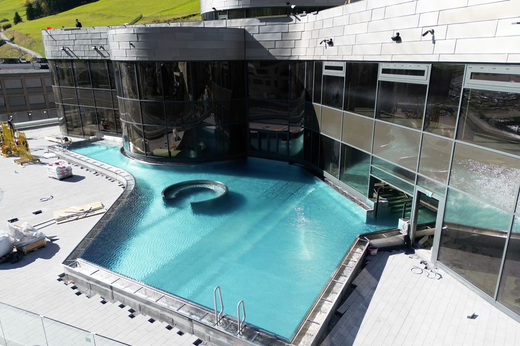 Bilder Silvretta Therme Ischgl - Das Freibad hat eine eigene Poolbar. - © Silvrettaseilbahn AG