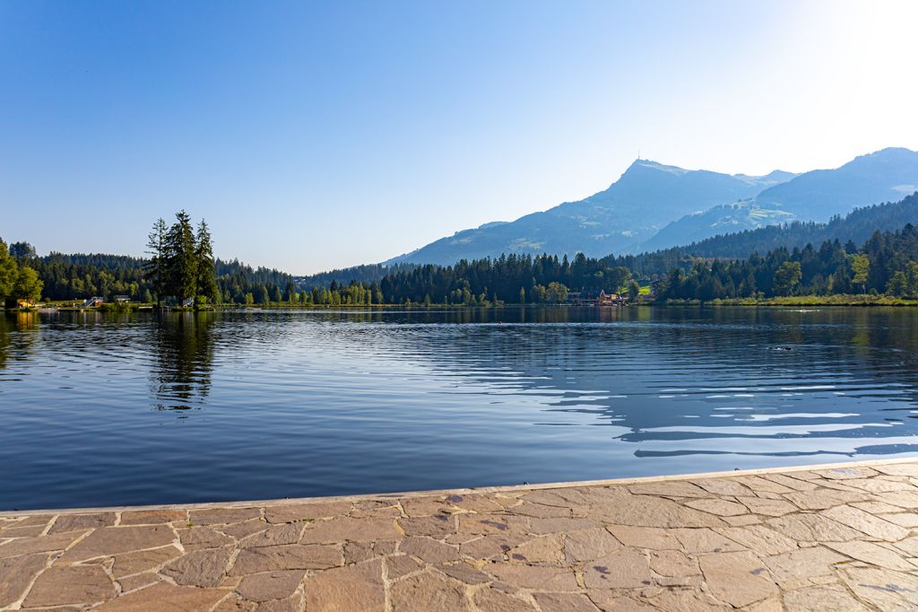 Aussicht vom Schwarzsee - Der Schwarzsee ist maximal sieben Meter tief. Maximal genießen kannst Du die Aussicht vom Schwarzsee auf das majestätische Kaisergebirge. - © alpintreff.de - Silke Schön Aussicht vom Schwarzsee - Der Schwarzsee ist maximal sieben Meter tief. Maximal genießen kannst Du die Aussicht vom Schwarzsee auf das majestätische Kaisergebirge. - © alpintreff.de - Silke Schön