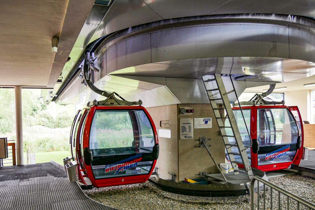 Technische Daten Panoramabahn Kitzbüheler Alpen - Die Einseilumlaufbahn stammt aus dem Jahr 2005. Die Streckenlänge beträgt 2.117 Meter - © alpintreff.de - Christian Schön Technische Daten Panoramabahn Kitzbüheler Alpen - Die Einseilumlaufbahn stammt aus dem Jahr 2005. Die Streckenlänge beträgt 2.117 Meter - © alpintreff.de - Christian Schön