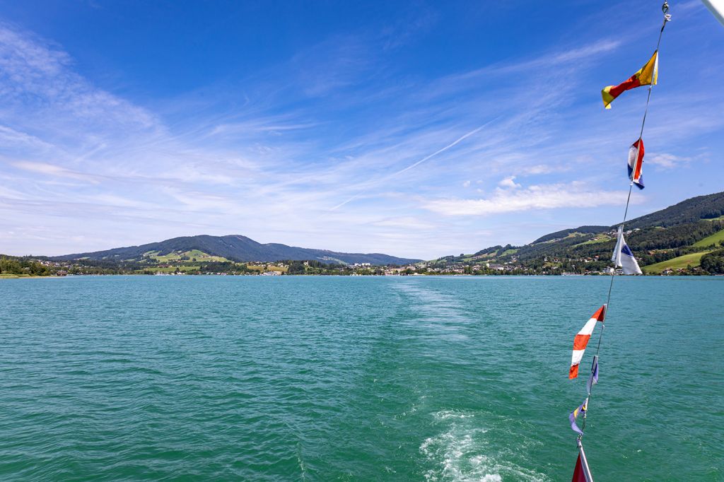 Schifffahrt auf dem Mondsee - Du hast zwei Möglichkeiten, den Mondsee mit dem Schiff zu entdecken (lohnenswert!): entweder mit der Schifffahrt Hemetsberger oder wie hier, mit der Schifffahrt Meindl. - © alpintreff.de - Christian Schön Schifffahrt auf dem Mondsee - Du hast zwei Möglichkeiten, den Mondsee mit dem Schiff zu entdecken (lohnenswert!): entweder mit der Schifffahrt Hemetsberger oder wie hier, mit der Schifffahrt Meindl. - © alpintreff.de - Christian Schön