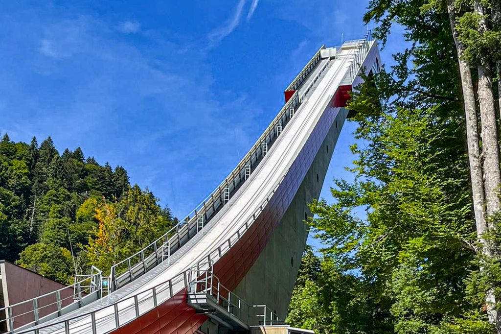 Wer war Heini Klopfer? - Heinrich Klopfer lebte von 1918 – 1968 und war vor seiner Zeit als Architekt ein Skispringer. Abitur machte er in Oberstdorf. Diese Kombination erlaubte ihm, Schanzenexperte des Internationalen Skiverbandes (FIS) zu sein. Er entwarf ungefähr 250 Skisprungschanzen auf der ganzen Welt, darunter auch die Flugschanze in Oberstdorf. Er durfte die Schanze selbst einweihen und sprang als Erster hinunter am 2.2.1950 (90 Meter).  - © Andrea Tyralla