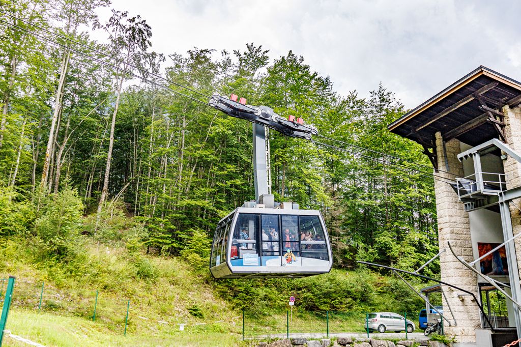 Baujahr Dachstein-Krippenstein-Bahn - Die Seilbahn stammt eigentlich stammt eigentlich bereits aus dem Jahr 1951 und wurde von der Firma Voest-Alpine gebaut. Im Jahr 2007 wurde die gesamte Seilbahntechnik allerdings von Steurer neu gebaut, sodass wir als Baujahr eben das Jahr des Neubaus verzeichnen. Die Stationsbauten sind allerdings noch die ursprünglichen Gebäude. - © alpintreff.de - Christian Schön Baujahr Dachstein-Krippenstein-Bahn - Die Seilbahn stammt eigentlich stammt eigentlich bereits aus dem Jahr 1951 und wurde von der Firma Voest-Alpine gebaut. Im Jahr 2007 wurde die gesamte Seilbahntechnik allerdings von Steurer neu gebaut, sodass wir als Baujahr eben das Jahr des Neubaus verzeichnen. Die Stationsbauten sind allerdings noch die ursprünglichen Gebäude. - © alpintreff.de - Christian Schön