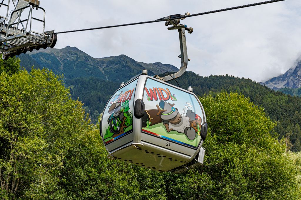 WIDIVERSUM - Einige Gondeln haben eine Sonderbeklebung. Diese erinnert die Gäste an das WIDIVERSUM, welches sich an der Bergstation befindet. Im Sommer wie im Winter bietet es speziell für Kinder jede Menge Abwechlsung. - © alpintreff.de - Christian Schön