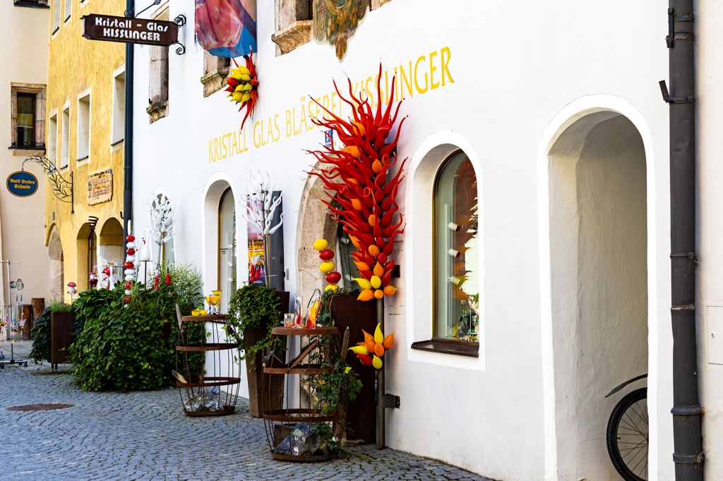 Glasbläserei in Rattenberg - Zahlreiche Geschäfte bieten individuelle Glas-Kunstwerke an. - © alpintreff.de - Silke Schön