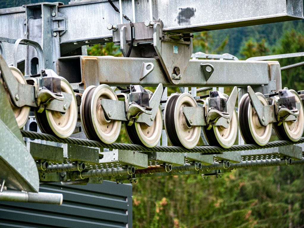 Seilbahn-Technik... - ... im Detail. Die Streckenlänge der Hahnenkammbahn beträgt 2.560 Meter. - © alpintreff.de - Christian Schön