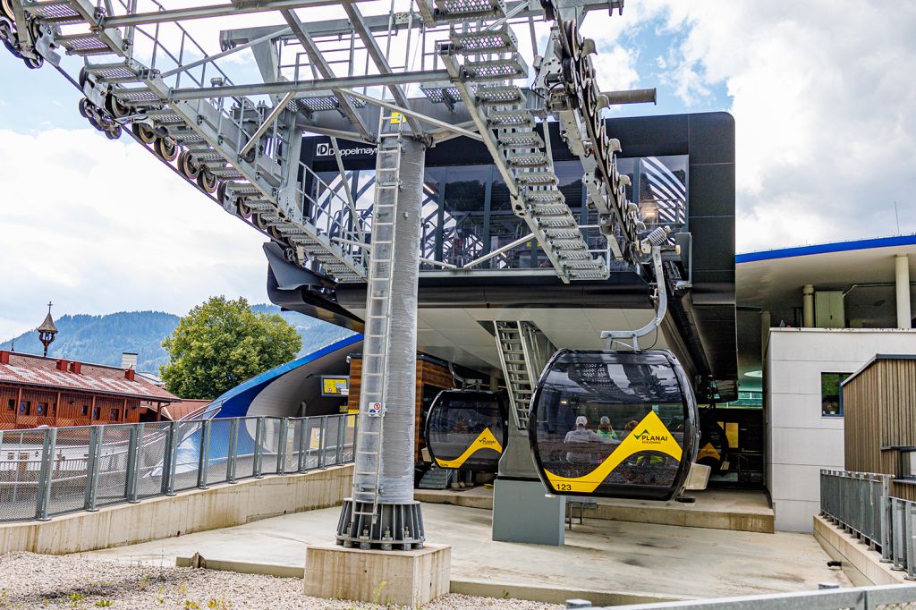 Moderne Seilbahntechnik in Schladming - Die Planaibahn wurde von Doppelmayr/Garaventa gebaut und fährt mit Gondeln von CWA. - © alpintreff.de - Christian Schön Moderne Seilbahntechnik in Schladming - Die Planaibahn wurde von Doppelmayr/Garaventa gebaut und fährt mit Gondeln von CWA. - © alpintreff.de - Christian Schön