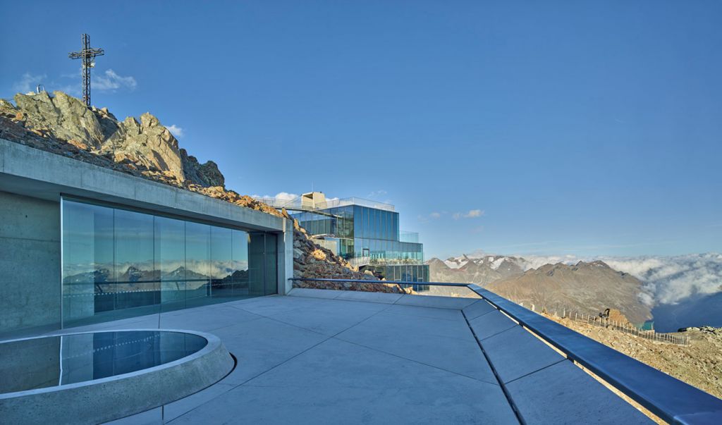 007 Elements - Sölden - Dem zu Ehren gibt es nun eine cineastische James Bond-Erlebniswelt - oben auf über 3.000 Metern Höhe. Hauptthema ist zwar Spectre, doch auch andere Szenen sind zu sehen. - © Ötztal Tourismus, Werner Elmer 007 Elements - Sölden - Dem zu Ehren gibt es nun eine cineastische James Bond-Erlebniswelt - oben auf über 3.000 Metern Höhe. Hauptthema ist zwar Spectre, doch auch andere Szenen sind zu sehen. - © Ötztal Tourismus, Werner Elmer