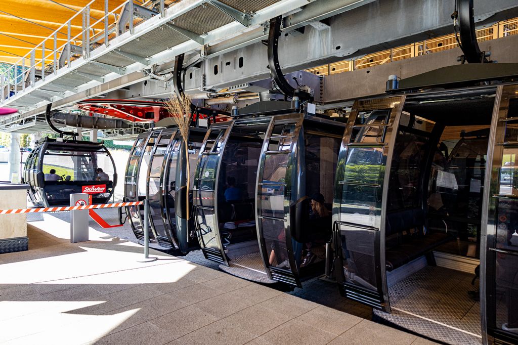 Die Gondeln der Hexenwasserbahn - Die modernen 10er-Gondeln von Doppelmayr sind bequem und in ansprechendem schwarz gehalten.  - © alpintreff.de - Silke Schön