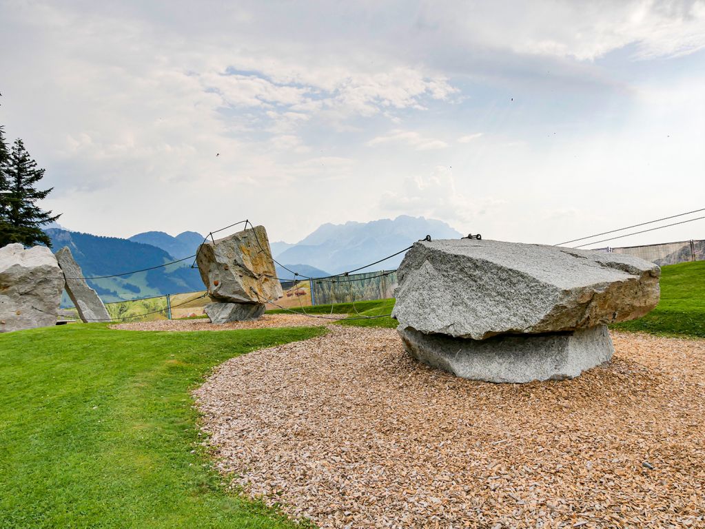 Hoch hinaus - Zwischen den mächtigen Granitblöcken gilt es, das Gleichgewicht zu halten. - © alpintreff.de - Christian Schön