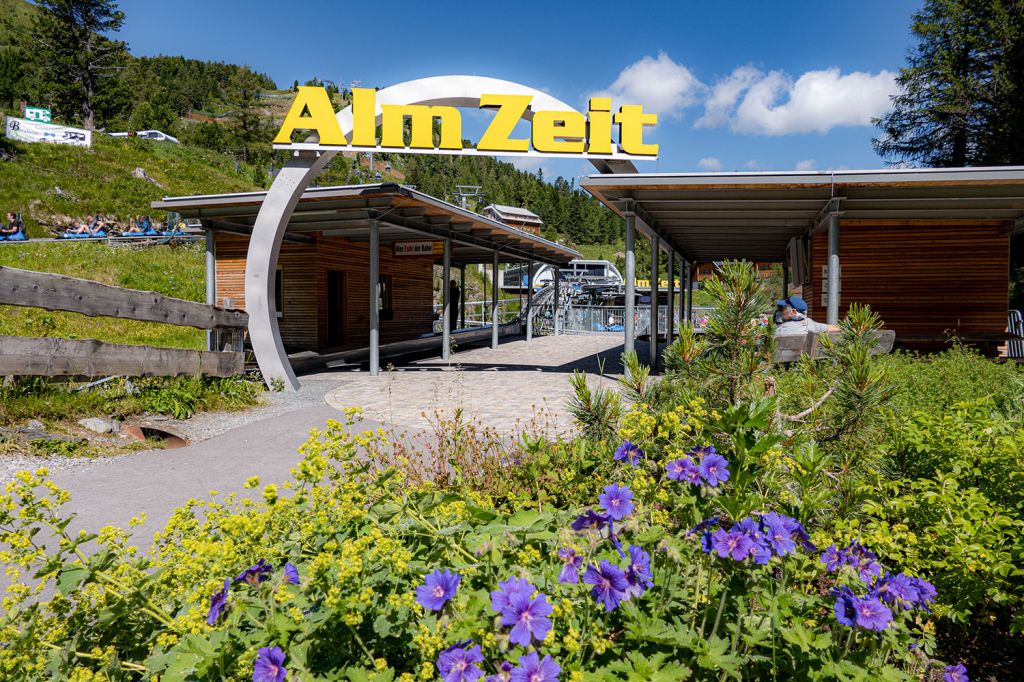 Es ist AlmZeit - Links geht es zur AlmZeit. Dort gibt es eine Bergbahn und mit dem Nockyflitzer einen Alpine Coaster. - © alpintreff.de - Silke Schön