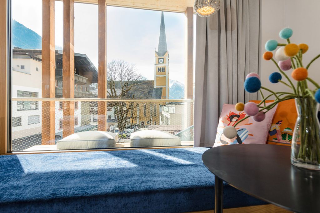 Zimmer Hotel BLÜ - Chill-Lounge mit atemberaubendem Ausblick aus dem Zimmer. - © Gasteinertal Tourismus GmbH - Manuel Marktl, Hotel BLÜ