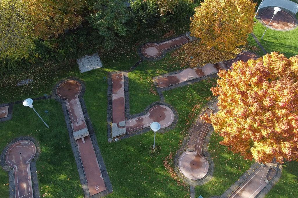 Minigolf Bischofshofen Bilder - Es gibt zwei Anlagen direkt nebeneinander. Beide haben je 18 Bahnen.  - © ASKÖ Minigolf Bischofshofen