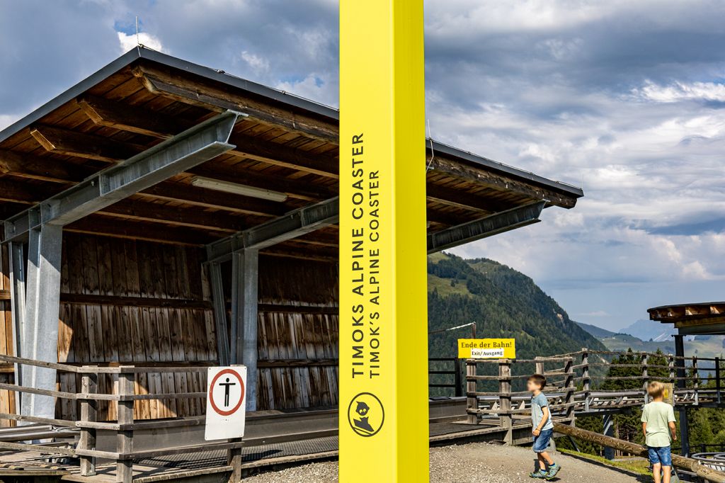 Klar gekennzeichnet - Überall in Timoks Wilder Welt gibt es diese Hinweise, so auch am Alpine Coaster. - © alpintreff.de - Silke Schön