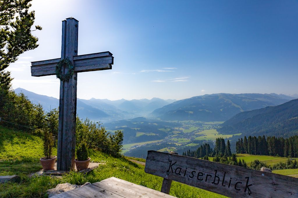 Ausblick auf Reith bei Kitzbühel - Von näher dran bietet sich hier die Aussicht nach Reith bei Kitzbühel und noch weiter. Auf der Bank steht zwar "Kaiserblick", aber das bezieht sich auf die andere Seite, wenn Du dort sitzt. ;-) Weiterklicken für die Aussicht. - © alpintreff.de - Silke Schön