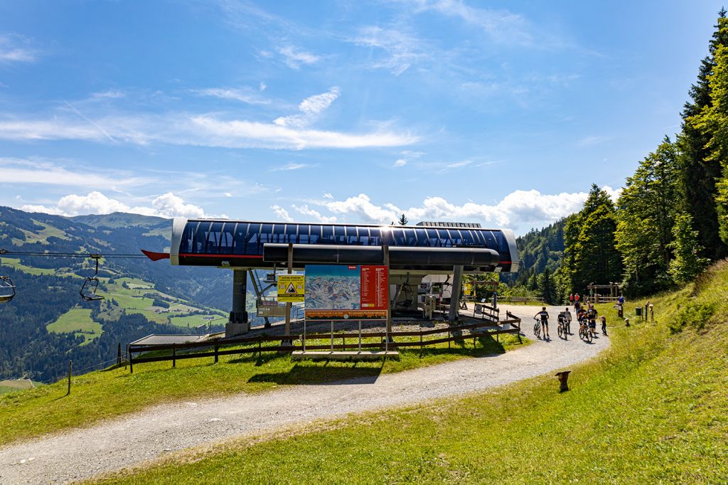 Bergstation Gaisberg - Hinten rechts ist außerdem Start (oder Ende, je nachdem) des Wanderweges Goasberg Joch. Der Gaisberg ist beliebt bei Wanderern und Bikern, im Winter kannst Du hier sehr gut rodeln. - © alpintreff.de - Silke Schön Bergstation Gaisberg - Hinten rechts ist außerdem Start (oder Ende, je nachdem) des Wanderweges Goasberg Joch. Der Gaisberg ist beliebt bei Wanderern und Bikern, im Winter kannst Du hier sehr gut rodeln. - © alpintreff.de - Silke Schön