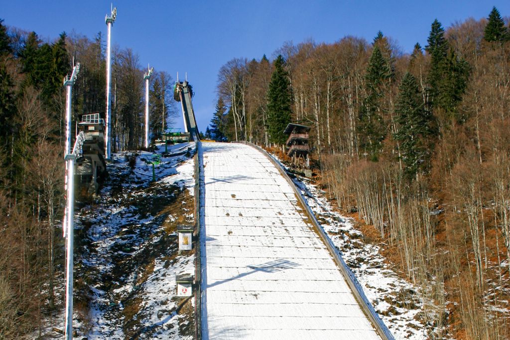 Skiflugschanze Oberstdorf 2008 - Gehen wir nun noch weiter zurück, in den Januar 2008. Etwas Schnee liegt noch auf der Schanze. - © alpintreff.de - Christian Schön