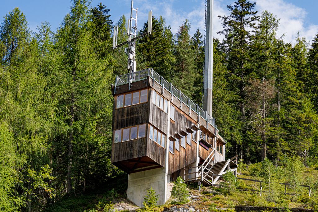 Kampfrichterturm der Skisprungschanzen in Ramsau am Dachstein - Hier trainieren nicht nur Spezialspringer, sondern auch Nordische Kombinierer, die in Ramsau zusätzlichen einen ihrer Weltcups austragen. An ungefähr 170 Betriebstagen werden bis zu 50.000 Sprünge auf den Schanzen absolviert. Hier im Bild: der Kampfrichter- und Medienturm. - © alpintreff.de - Christian Schön