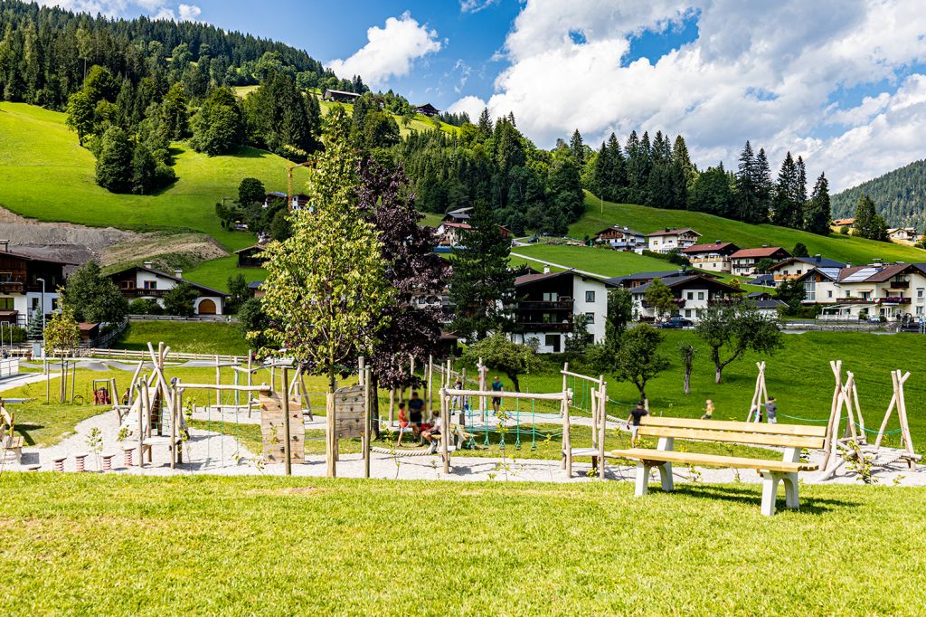 Spielen im Drachental - Neben einem schönen Spielsee gibt es Spielgeräte, Spielplätze und einen Sprungturm. - © alpintreff.de - Silke Schön