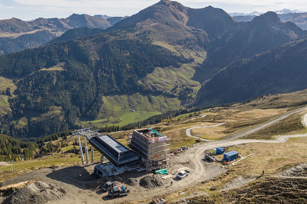 Hornbahn 2000 - Ski Juwel Alpbachtal Wildschönau - Tirol - Die Streckenlänge der neuen Hornbahn 2000 beträgt 1.123 Meter bei 393 Metern Höhenunterschied. 2.400 Personen kann die 6er-Sesselbahn pro Stunde transportieren. - © Ski Juwel Alpbachtal Wildschönau - Gabriele Grießenböck