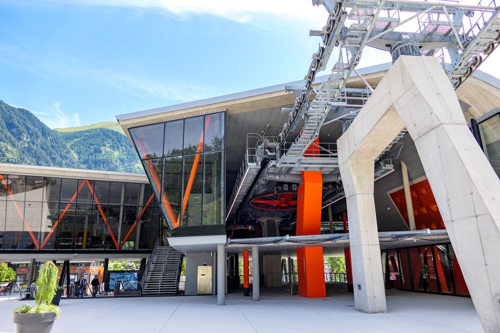 Futuristisches Design Schlossalmbahn - Das moderne Design der Talstation fällt auf. Beide Sektionen der Bahn wurden im Jahr 2018 neu gebaut. Sie ersetzen die Standseilbahn.  - © alpintreff.de - Christian Schön