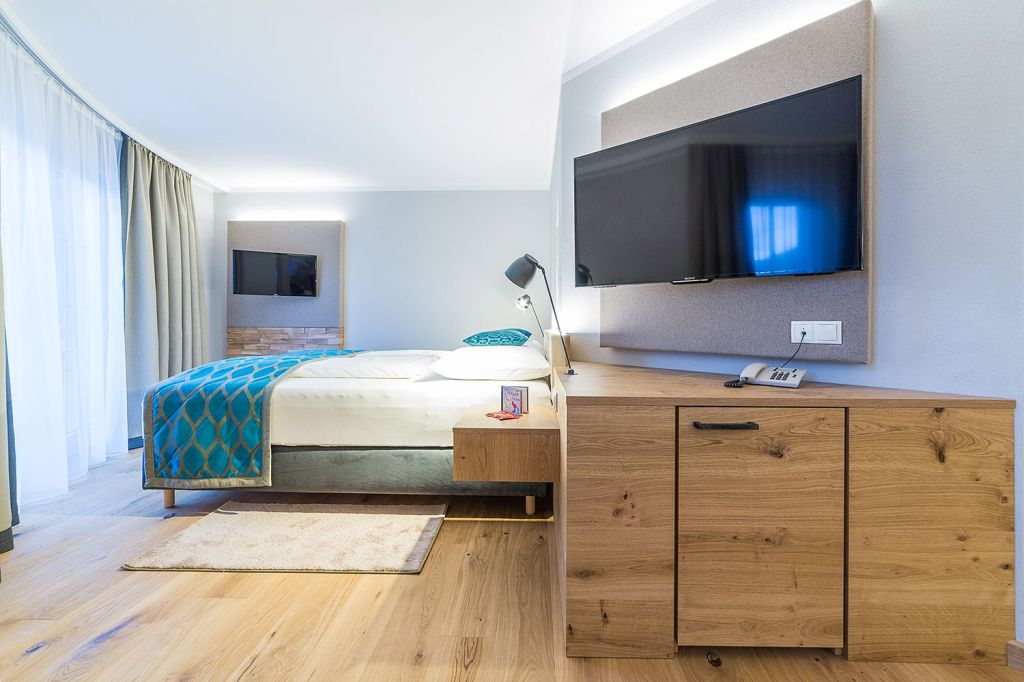 Zimmer Wohlfühlhotel Schiestl Zillertal - Modern und gleichzeitig gemütlich eingerichtet ist die Panorama-Suite. - © Wohlfühlhotel Schiestl