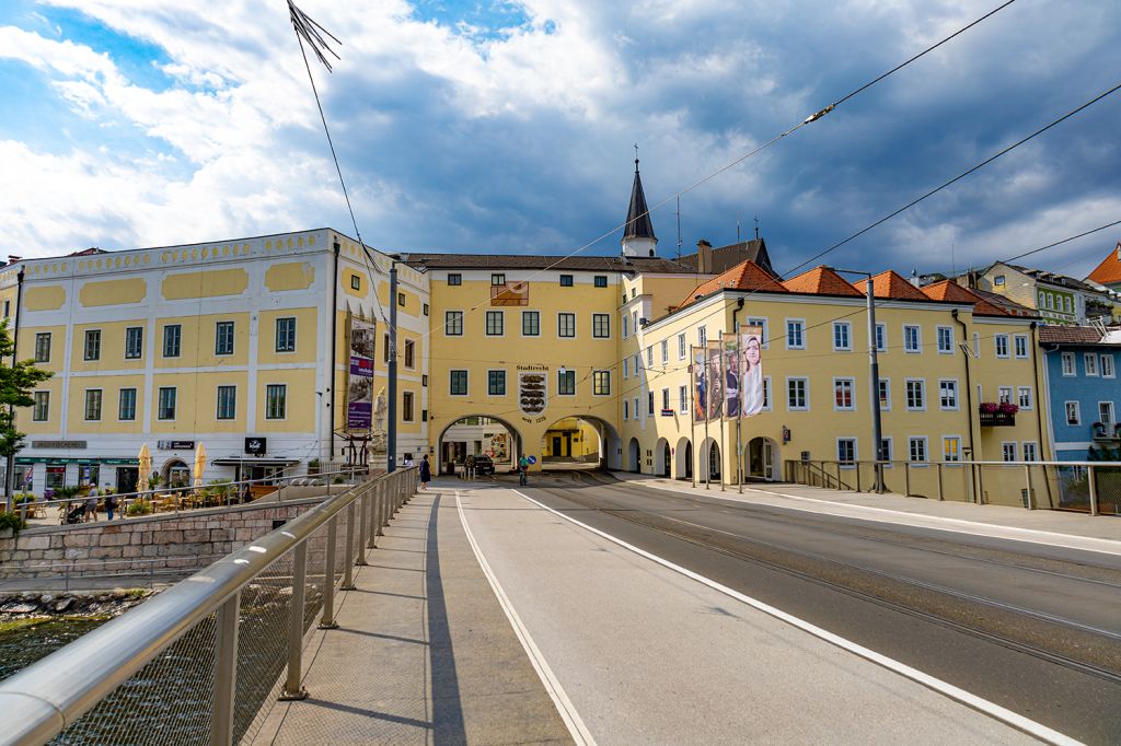 Traunbrücke Gmunden - Blick von der Traunbrücke Richtung Stadteinfahrt. In der Mitte am gelben Gebäude steht "Stadtrecht seit 1278". - © alpintreff.de - Christian Schön