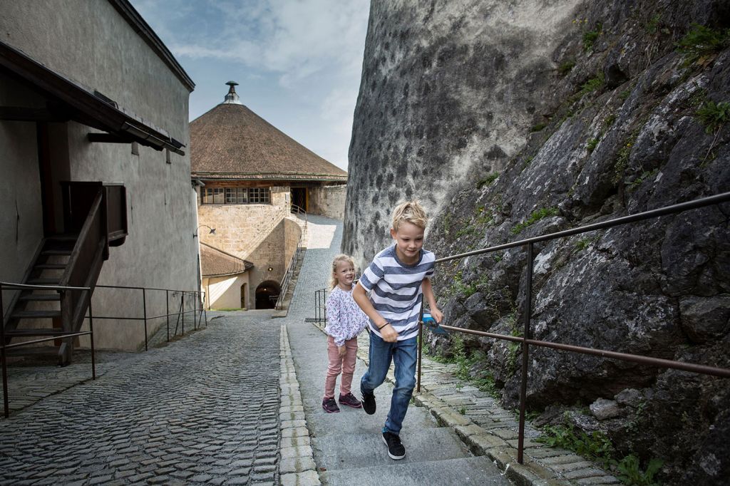 Für Kinder sehr gut geeignet - Die Festung Kufstein zählt zu den bedeutendsten historischen Denkmälern Tirols, begeistert täglich geöffnet als attraktive Erlebniswelt und gilt zugleich als spektakuläre und einmalige Eventlocation. - © TVB Kufsteinerland, Lolin