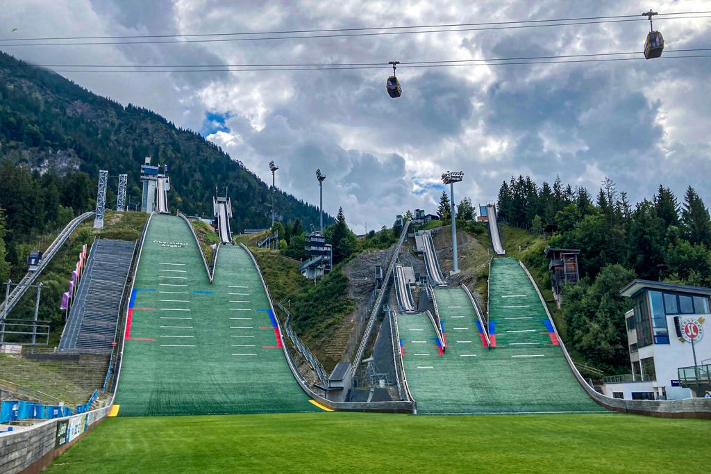 Schanzen Oberstdorf  - Wenn Du mit der Nebelhornbahn fährst, schwebst Du über die Audi Arena hinweg und kannst Dir die Schanzen von oben anschauen.  - © Maike Tyralla