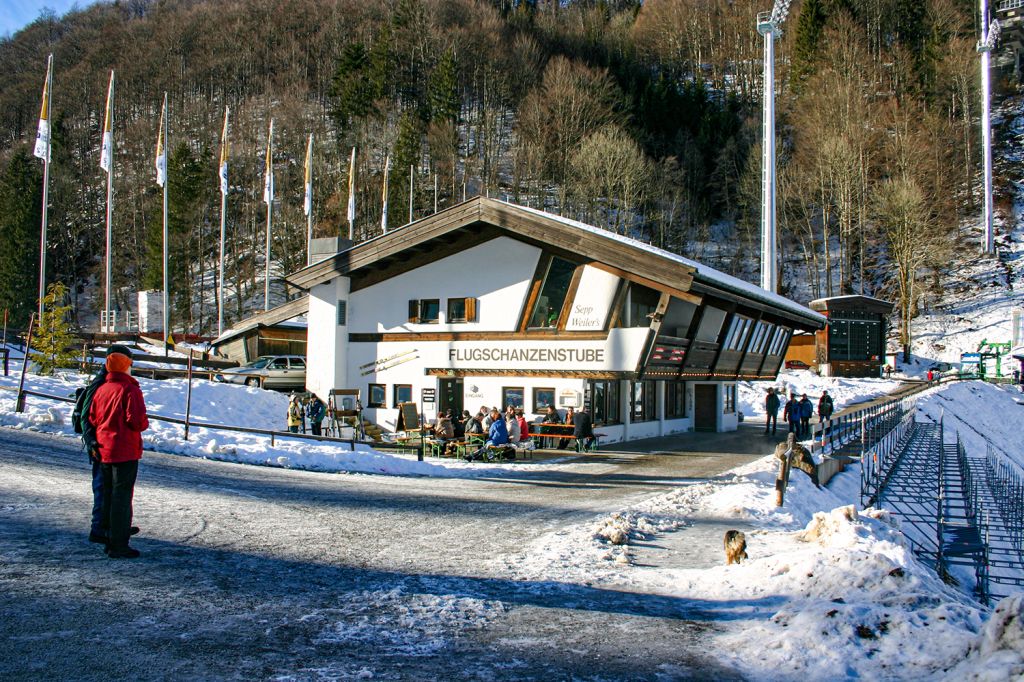 Flugschanzenstube Oberstdorf - Die Flugschanzenstube direkt neben dem Auslauf. Seit 2020 steht hier ein neues Gebäude und wird betrieben als "dr’ Schonzewiert" (Der Schanzenwirt). - © alpintreff.de - Christian Schön Flugschanzenstube Oberstdorf - Die Flugschanzenstube direkt neben dem Auslauf. Seit 2020 steht hier ein neues Gebäude und wird betrieben als "dr’ Schonzewiert" (Der Schanzenwirt). - © alpintreff.de - Christian Schön