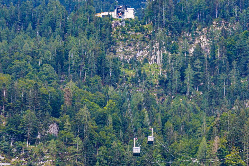 Trasse Pendelbahn Obertraun - Sektion 1 führt bis zur Station Schönbergalm, die zweite Sektion dann bis zum Gipfel. Eine dritte Sektion der Seilbahn gibt es auch noch, diese führt aber nicht mehr höher, sondern wieder hinunter und zwar zur Gjaidalm.  - © alpintreff.de - Christian Schön