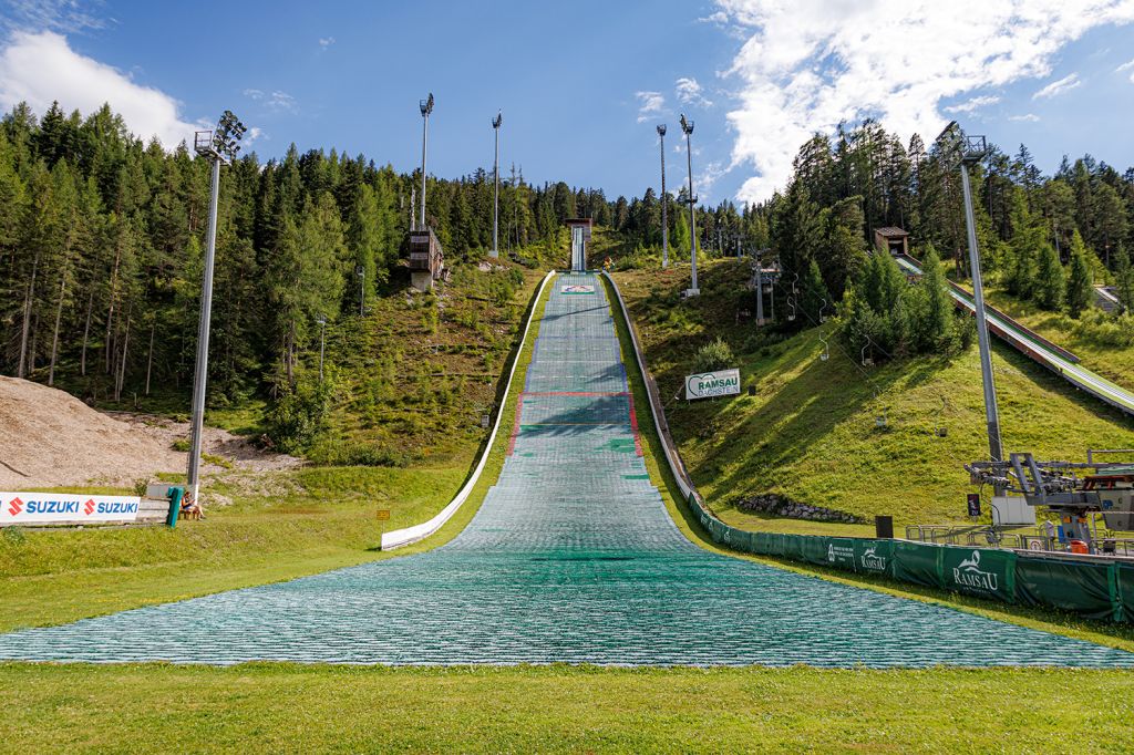 Skispringen in Ramsau am Dachstein - Der Schanzenrekord liegt bei 102 Metern im Winter, gesprungen von Sara Takanashi im Jahr 2011. - © alpintreff.de - Christian Schön Skispringen in Ramsau am Dachstein - Der Schanzenrekord liegt bei 102 Metern im Winter, gesprungen von Sara Takanashi im Jahr 2011. - © alpintreff.de - Christian Schön