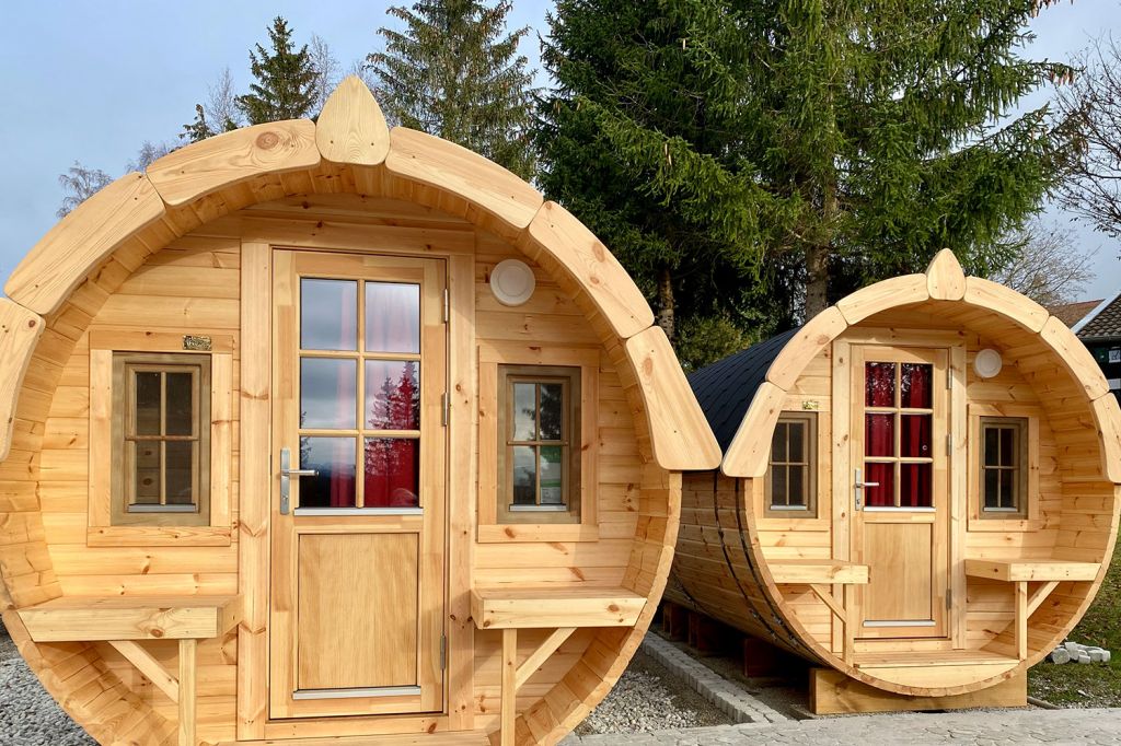 Übernachten im Holzfass - Nicht nur Wohnmobil-Besitzer finden hier einen tollen Platz zum übernachten, sondern auch Menschen, die schon immer mal in einem Holzfass schlafen wollten. - © Camping Grüntensee International