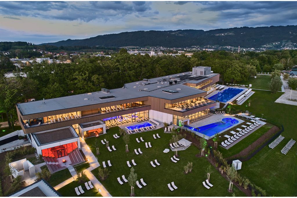 Blick von oben - Die Therme Lindau in der Abendstimmung. - © Therme Lindau