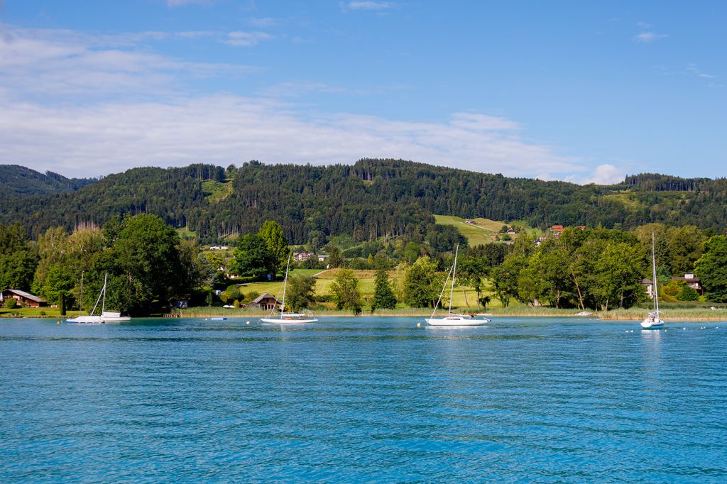 Boote am Attersee - Bilder - Viele Boote liegen am Attersee an und fahren auf ihm. - © alpintreff.de - Christian Schön