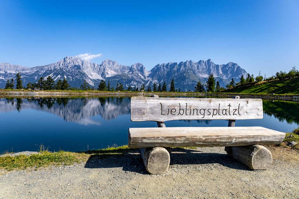 Schlaue Idee - Eine clevere Idee sind die Holzbänke mit unterschiedlichem Motto. Hier kannst Du die Aussicht genießen, zum anderen sind sie unverwechselbar und sehr fotogen. Das Bild vom Lieblingsplatzl ist sehr bekannt. - © alpintreff.de - Silke Schön