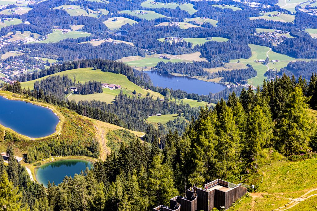 Blick von oben auf den Schwarzsee - In der Mitte rechts liegt der Schwarzsee, links die Speicherteiche Seidlalm. Das Bild haben wir aufgenommen vom Starthaus der Streif aus.  - © alpintreff.de - Silke Schön