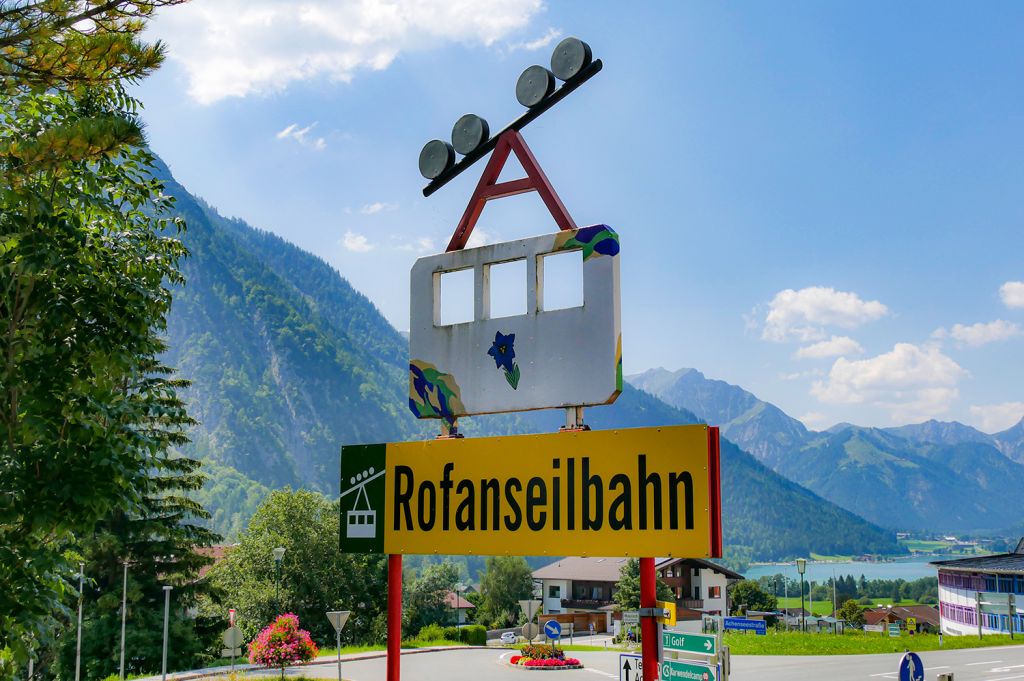 Die alte Dame - Die Rofanseilbahn führt vom Ortsrand von Maurach ins Wander- und Skigebiet Rofan.  - © alpintreff.de - Christian Schön