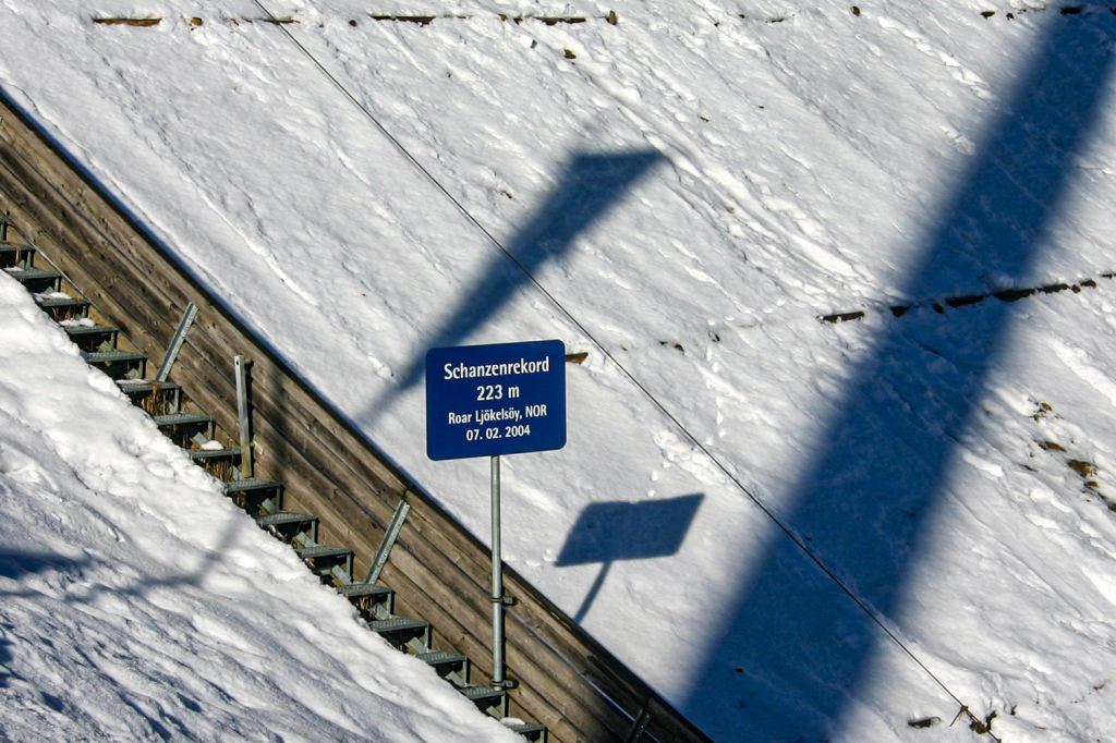 Skiflugschanze (Heini-Klopfer-Schanze) - Oberstdorf im Allgäu - Kommen wir nochmal auf den Schanzenrekord in Oberstdorf zurück. Im Jahr 2008 galt immer noch der weiteste Sprung auf 223 Metern von Roar Ljøkelsøy aus Norwegen, welcher den Rekord bis Februar 2009 hielt. Zum Vergleich: Der Schanzenrekord aus März 2022 liegt bei 242,5 Metern - 19,5 Meter Unterschied in 18 Jahren. - © alpintreff.de - Christian Schön