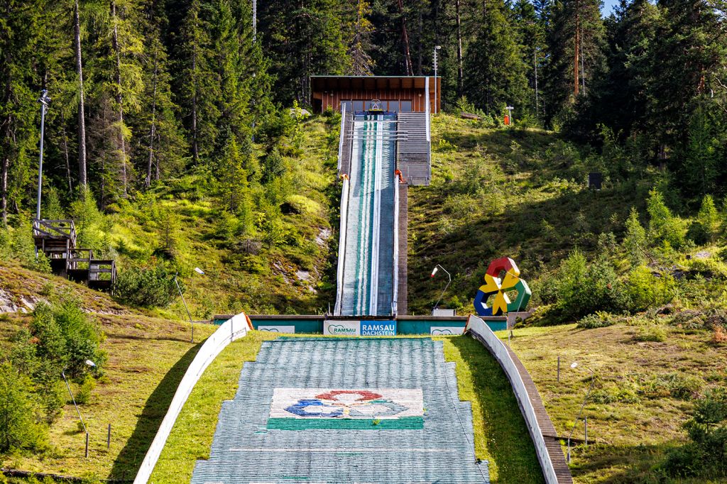 HS 98 Schanze in Ramsau am Dachstein - Die größte Schanze ist die HS 98, sie stammt aus dem Jahr 1995. - © alpintreff.de - Christian Schön HS 98 Schanze in Ramsau am Dachstein - Die größte Schanze ist die HS 98, sie stammt aus dem Jahr 1995. - © alpintreff.de - Christian Schön